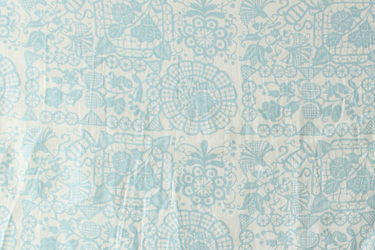 LINNETリネンプリント <br />
        ルーマニアのテーブル　白×水色